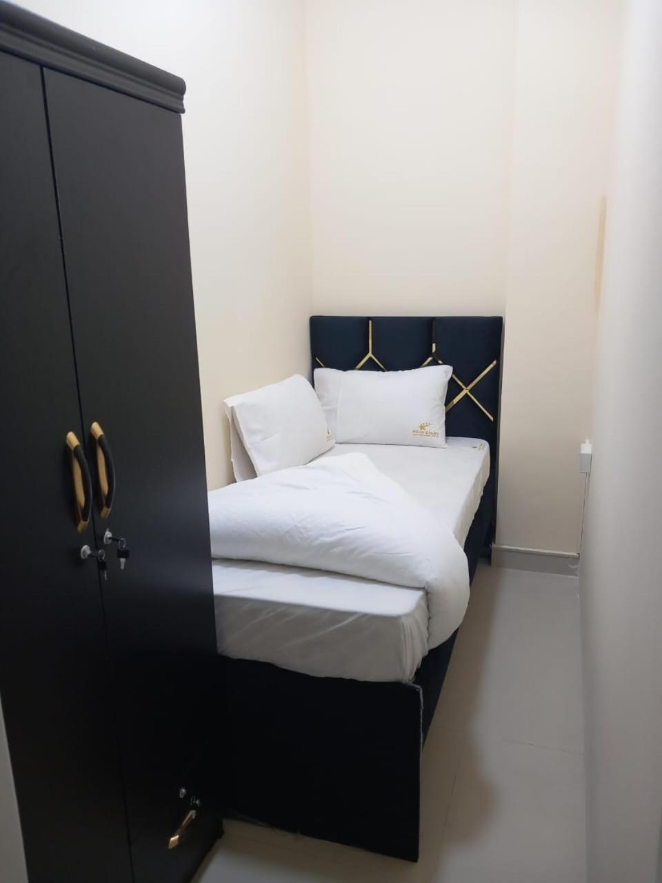 Four Stars Hostel Dubai Exterior foto